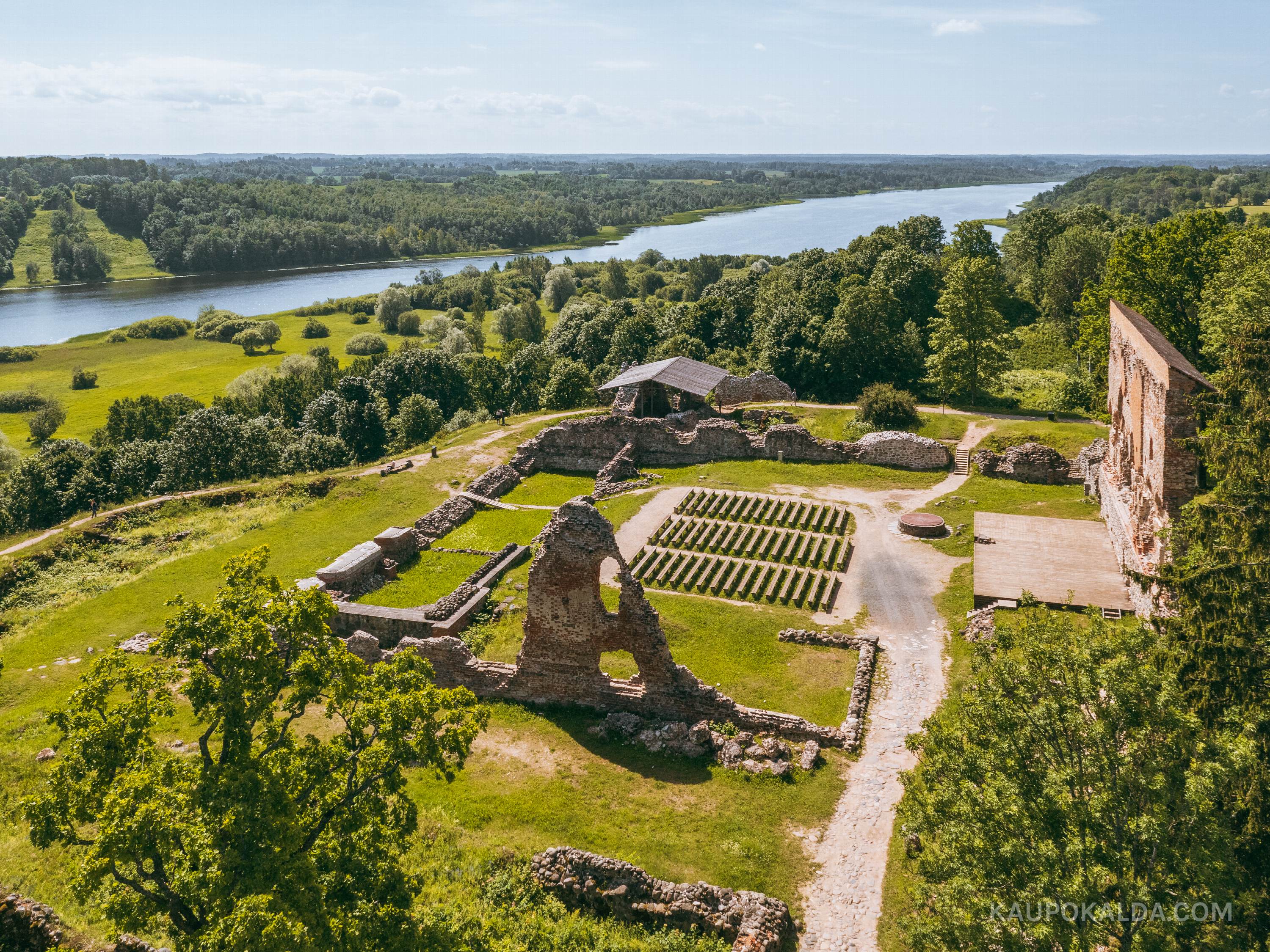 Viljandi ordulinnuse varemed