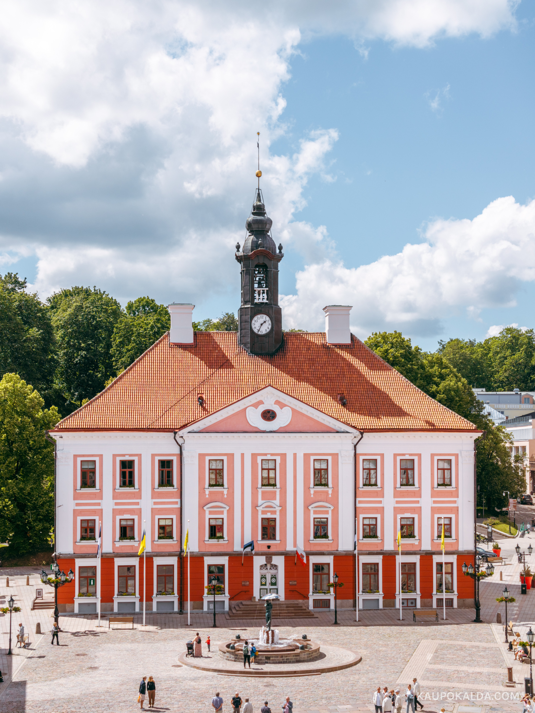 Tartu raekoda ja suudlevad tudengid